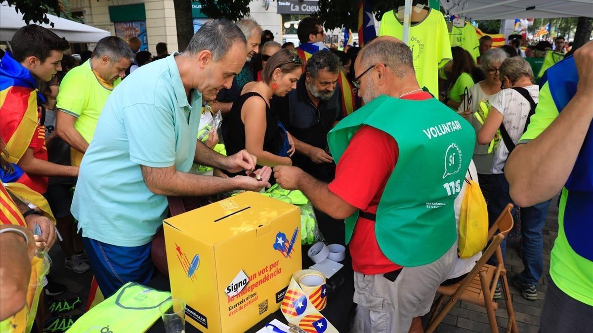 Ambiente previo al acto central de la Diada en el passeig de Sant Joan.