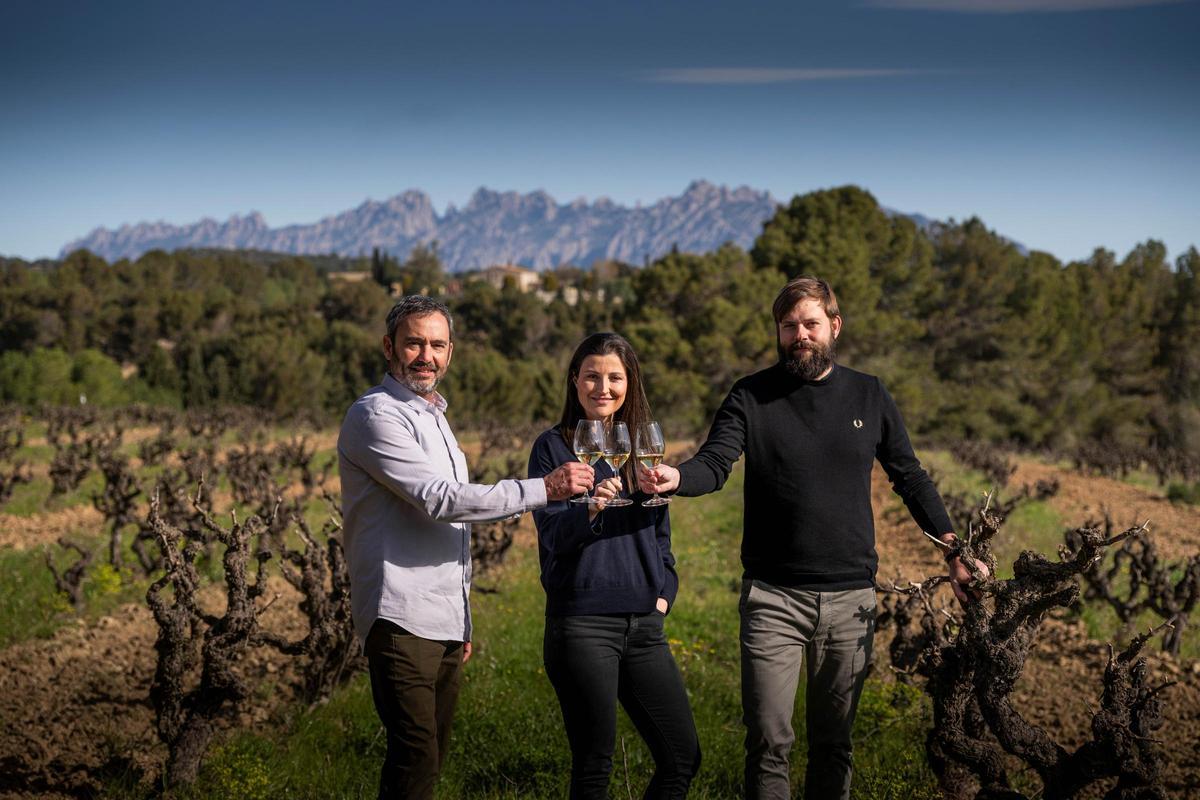 Meritxell Juvé, directora general de Juve&amp;Camps, en el centro, con el presidente de Corpinnat, Pere Llopart, a su izquierda, y el vicepresidente de la marca, Roc Gramona, a la derecha