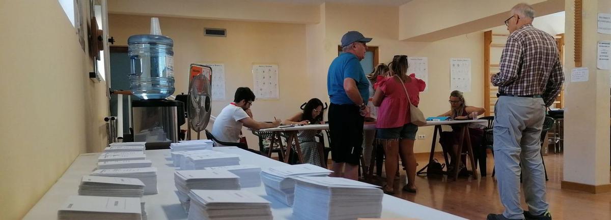 Electores esperan su turno para votar en una de las dos mesas habilitadas en el colegio del antiguo centro de salud de Toro, equipado con ventiladores y dispensadores de agua.  | M. J. C.