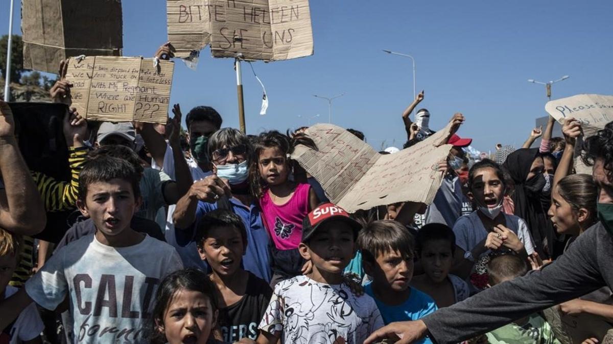 Manifestación de menores refugiados en Moria pera pedir ayuda a Europa.