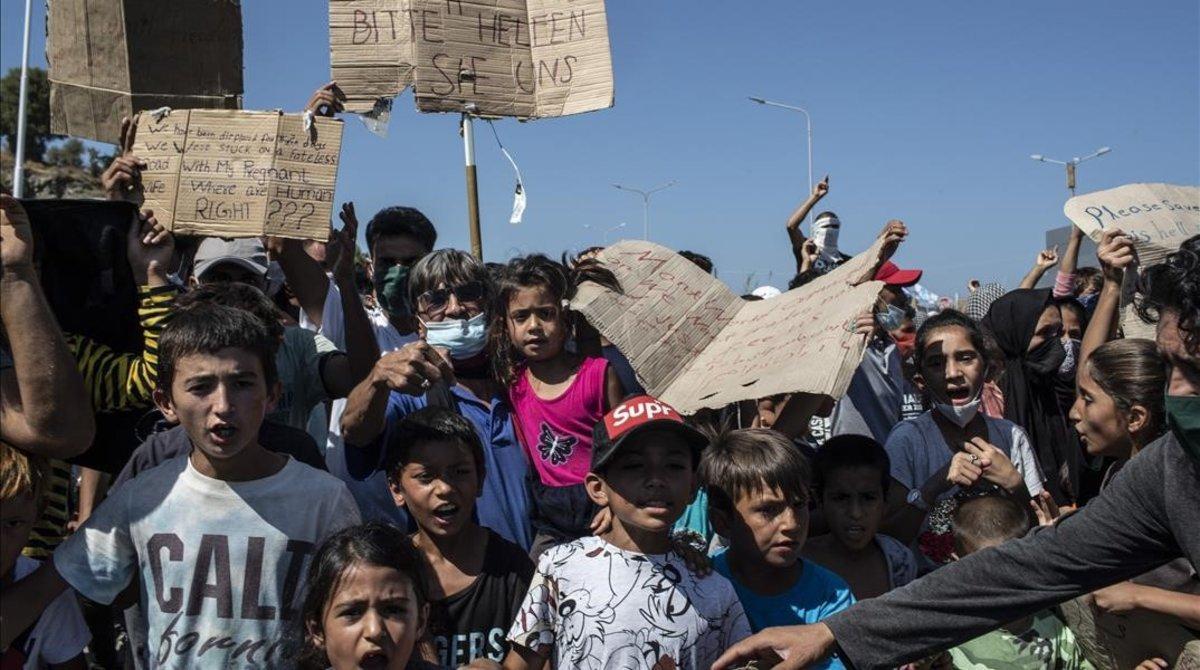 zentauroepp54873432 migrants take part in a rally as the banner reads in german 200911154745