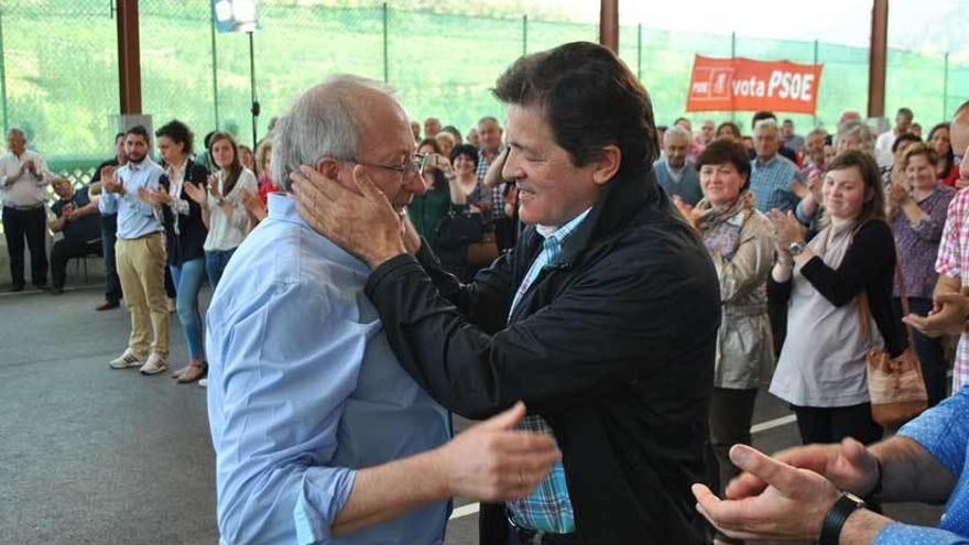 Javier Fernández dispensa un gesto cariñoso a Lastra.