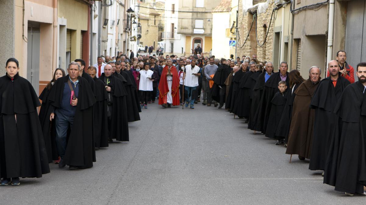 Momento de la salida de la rogativa por las calles de Catí hacia Castellfort