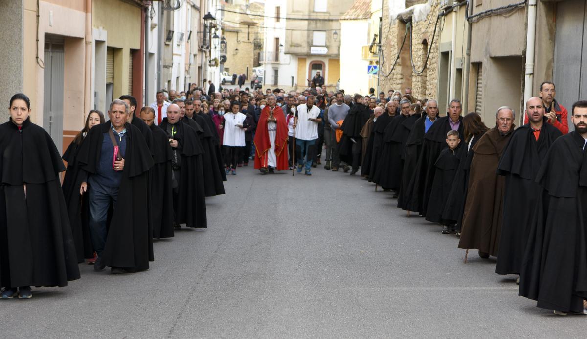 Momento de la salida de la rogativa por las calles de Catí hacia Castellfort