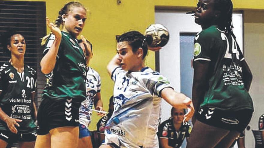 Un lanzamiento de María Zaldúa en el partido ante el Elche.