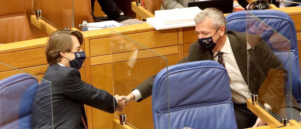 El conselleiro de Facenda y el presidente de la Xunta, en el Parlamento.