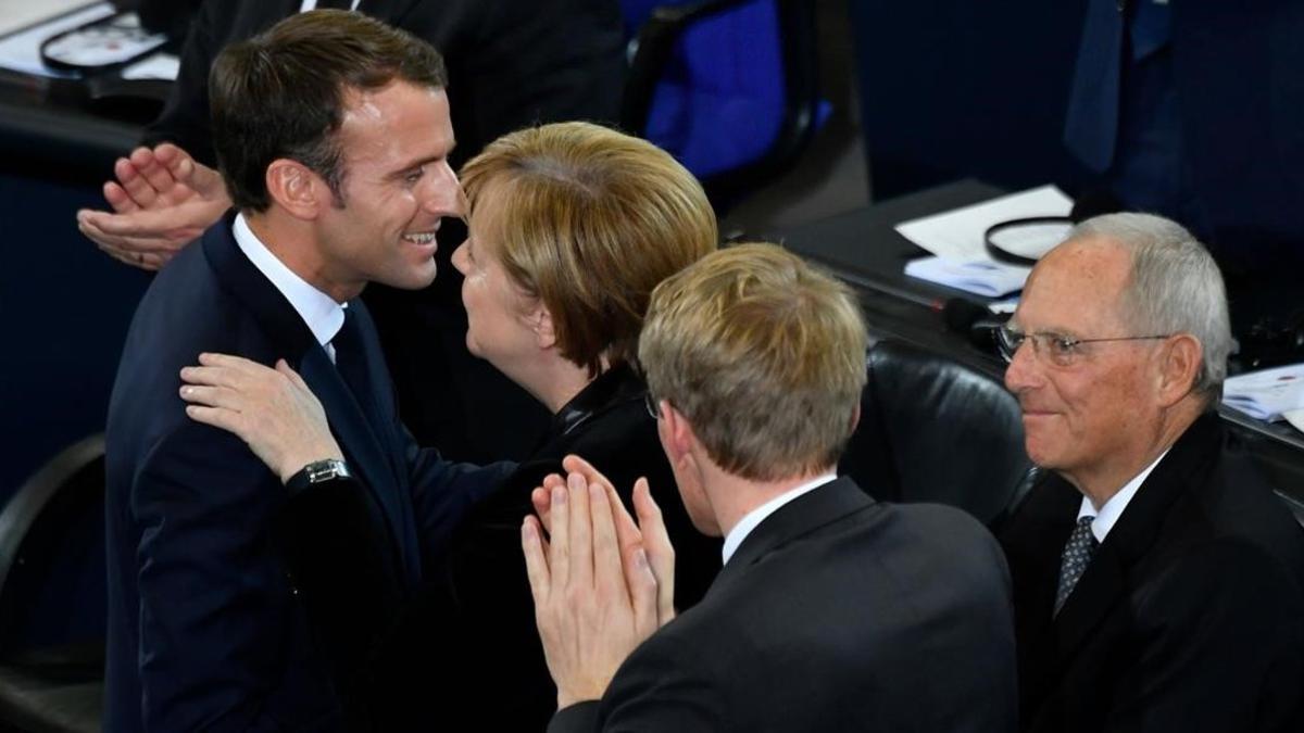 Merkel felicita a Macron tras su discurso en el Bundestag.