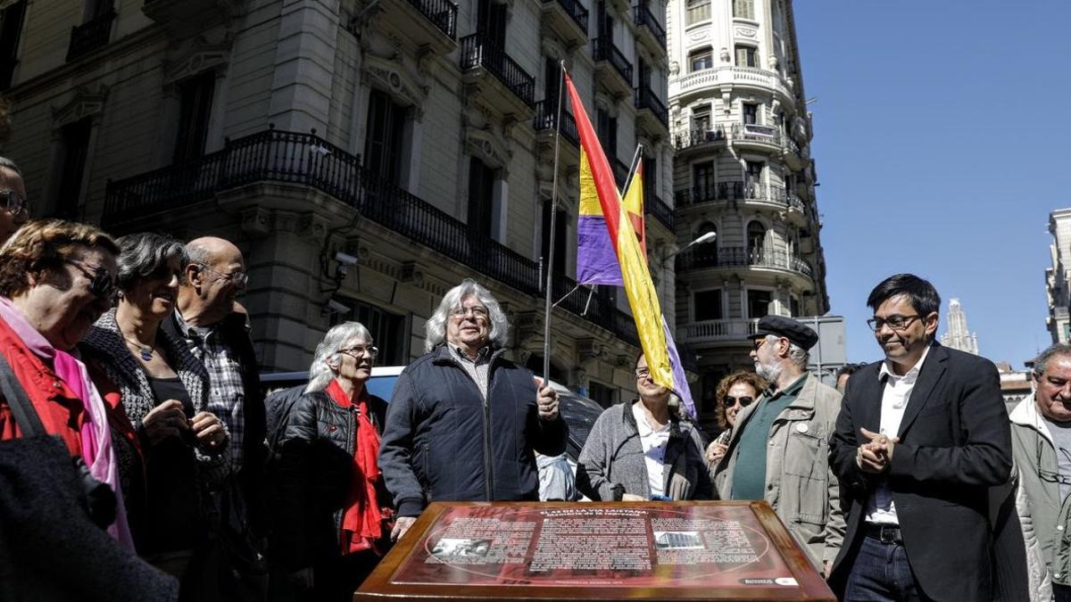 Momento del descubrimiento de la placa frente a la comisaría de Policía de Via Laietana