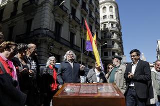 Los policías protestan contra la placa que recuerda a la jefatura de Barcelona como centro de torturas