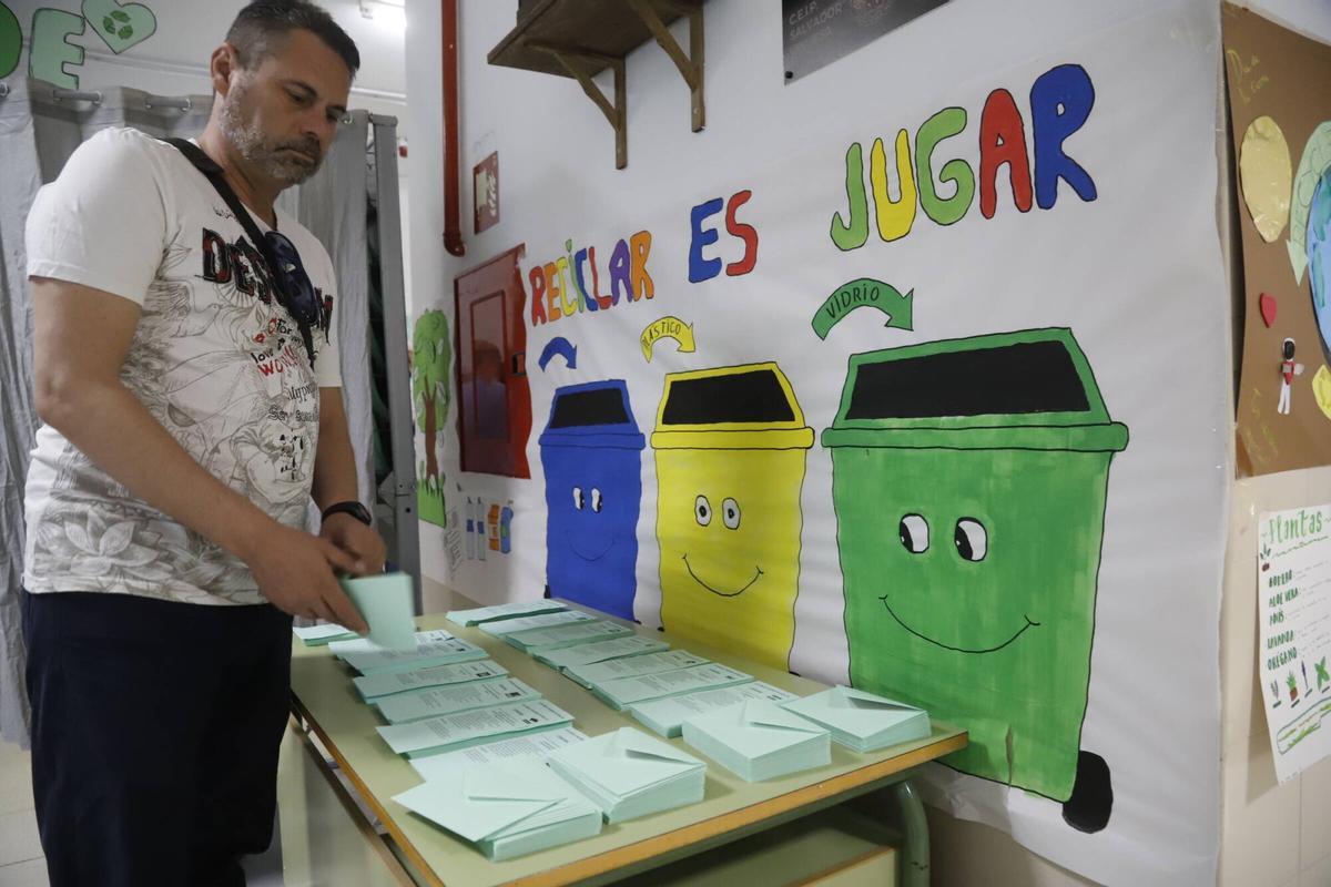 A.J.González Córdoba Elecciones al parlamento andaluz Junta de Andalucía Votaciones en el colegio Salvador Vinuesa