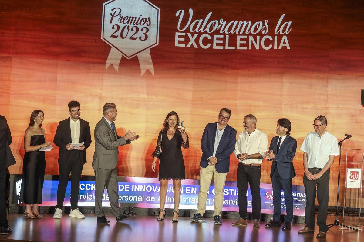 El rector de la UMH, Juan José Ruiz, aplaude a una de las premiadas.