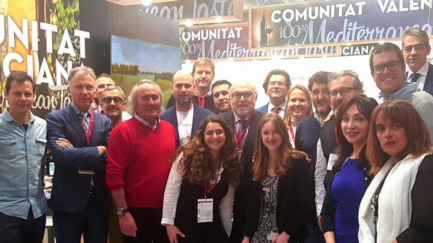 Bodegueros y miembros de la Conselleria en el stand de la Comunitat Valenciana en Prowein.