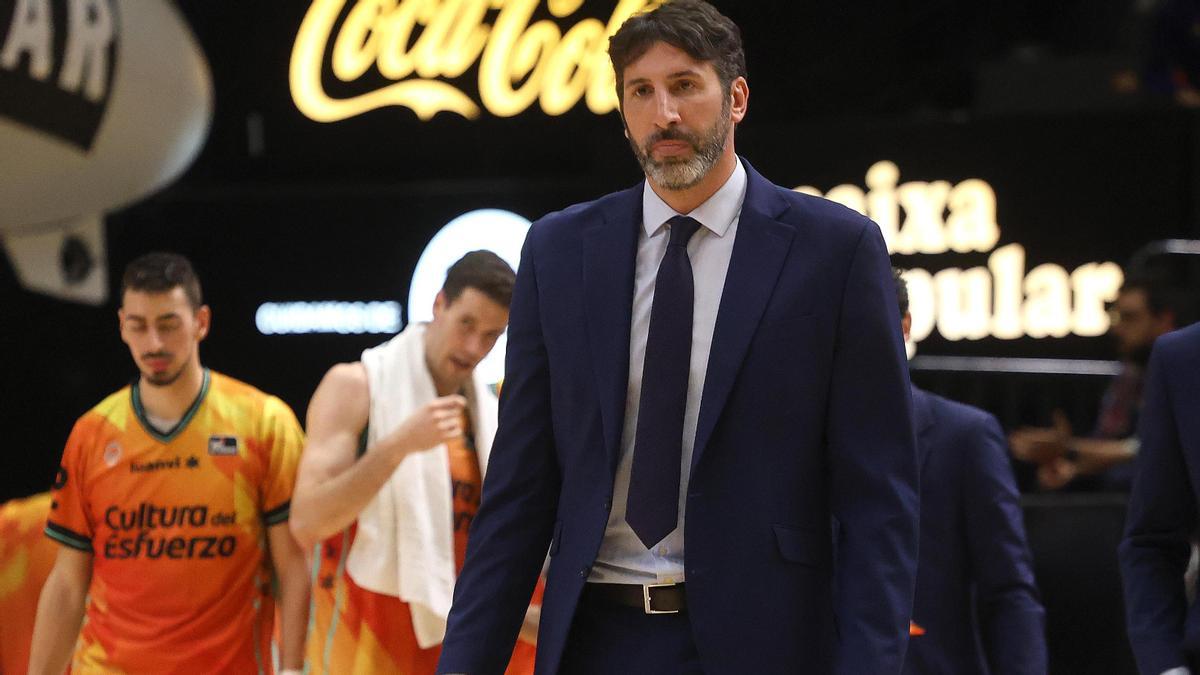 Álex Mumbrú, entrenador del Valencia BC, muestra su preocupación en un momento del partido