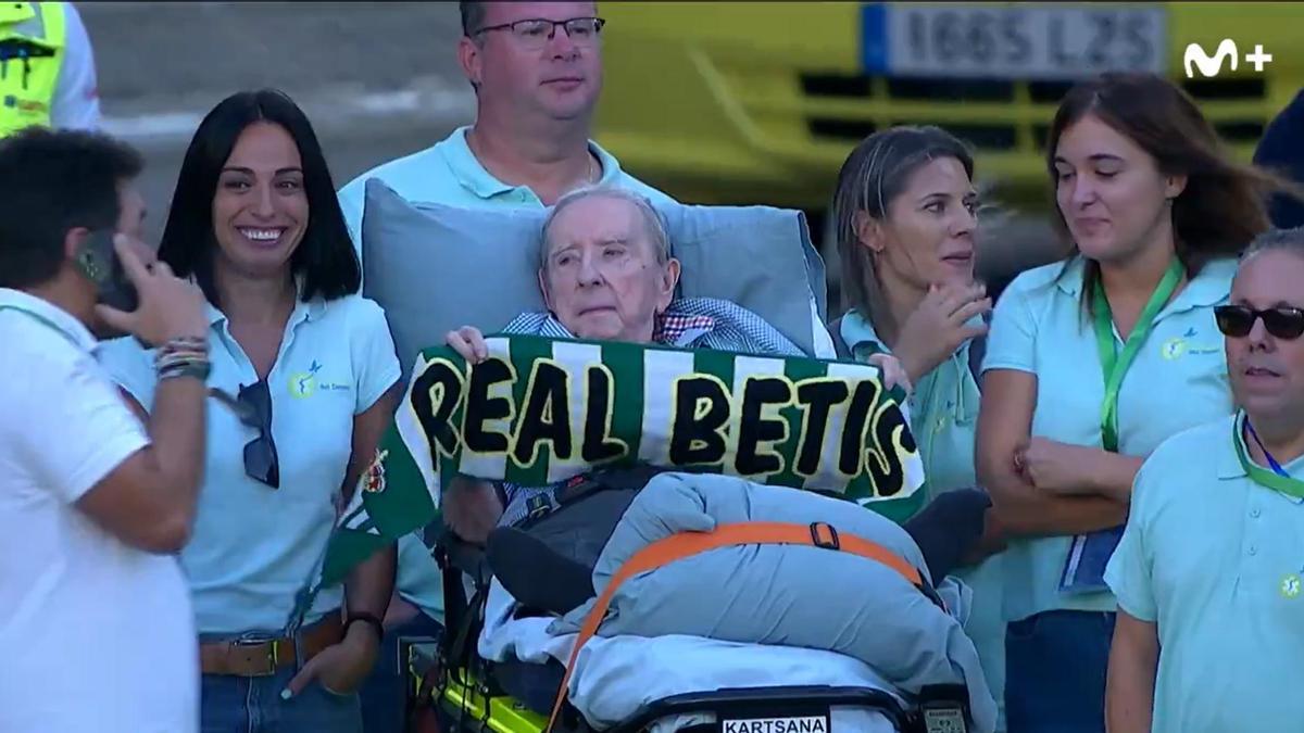 Captura. El emotivo gesto del Real Betis con un aficionado bético