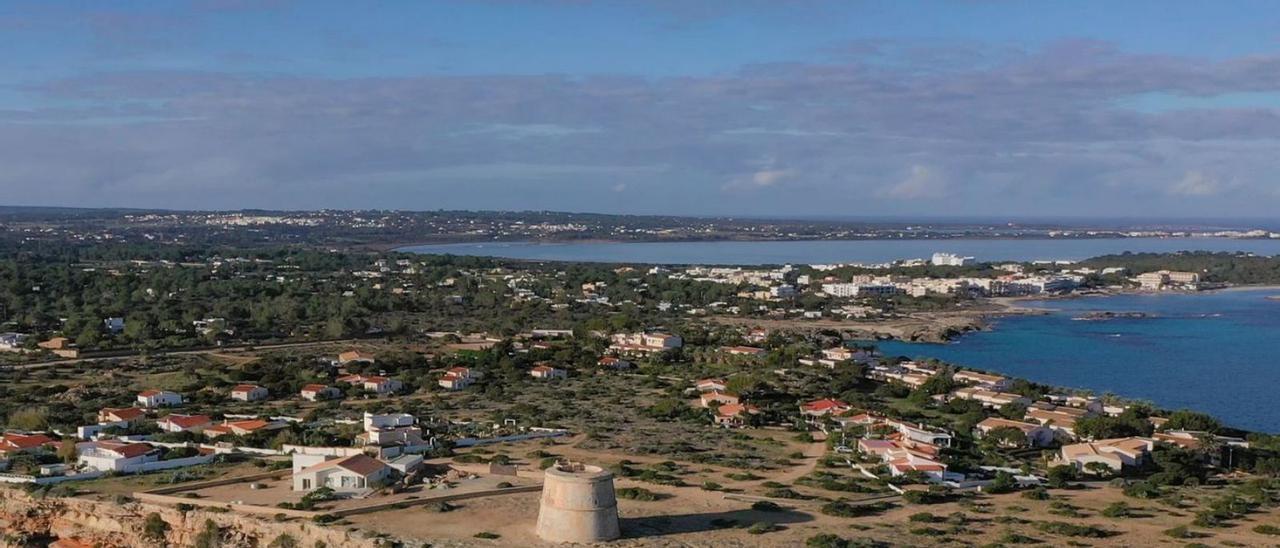 Vista aérea de la ciudad de vacaciones de Punta Prima, a la derecha de la imagen.