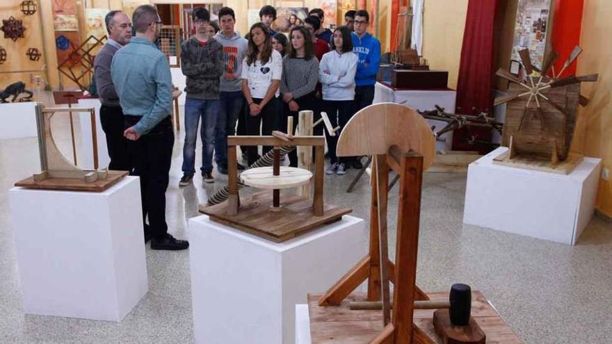 Los profesores Cándido Ruiz y Ángel Cerdera muestran la exposición a un grupo de alumnos.