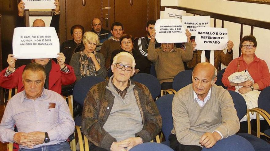 Algunos vecinos de Aguete manifestaron en el pleno su malestar por la polémica obra. // Santos Álvarez