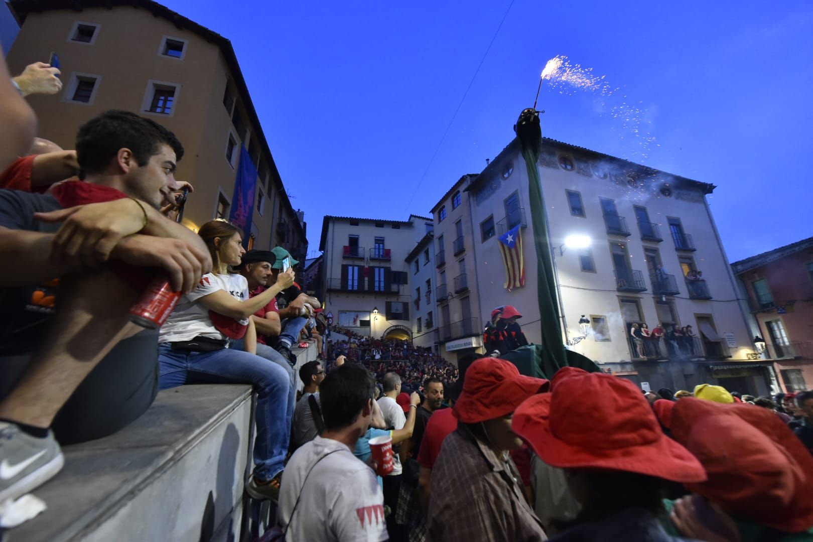 Berga inicia el passacarrers del vespre de Patum enmig d'una gran cridòria