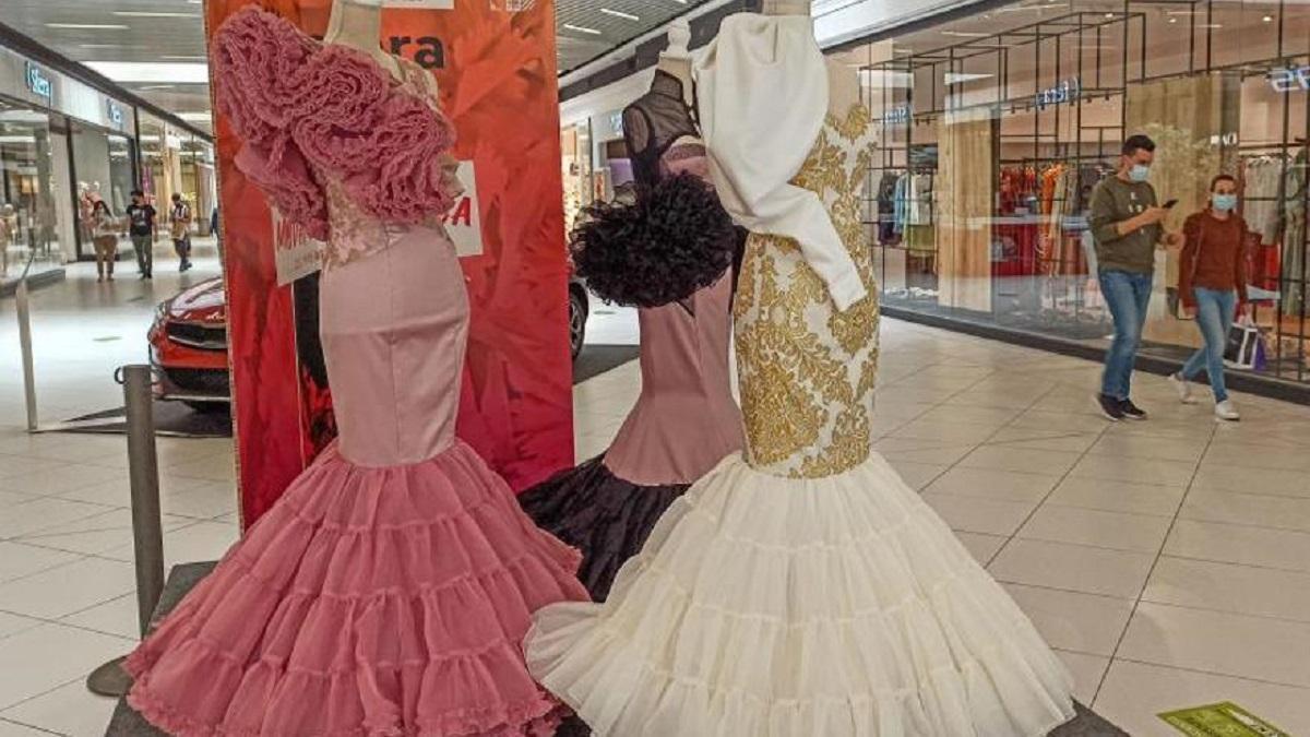 Muestra de trajes de flamenca en el centro comercial La Sierra, imagen de archivo.