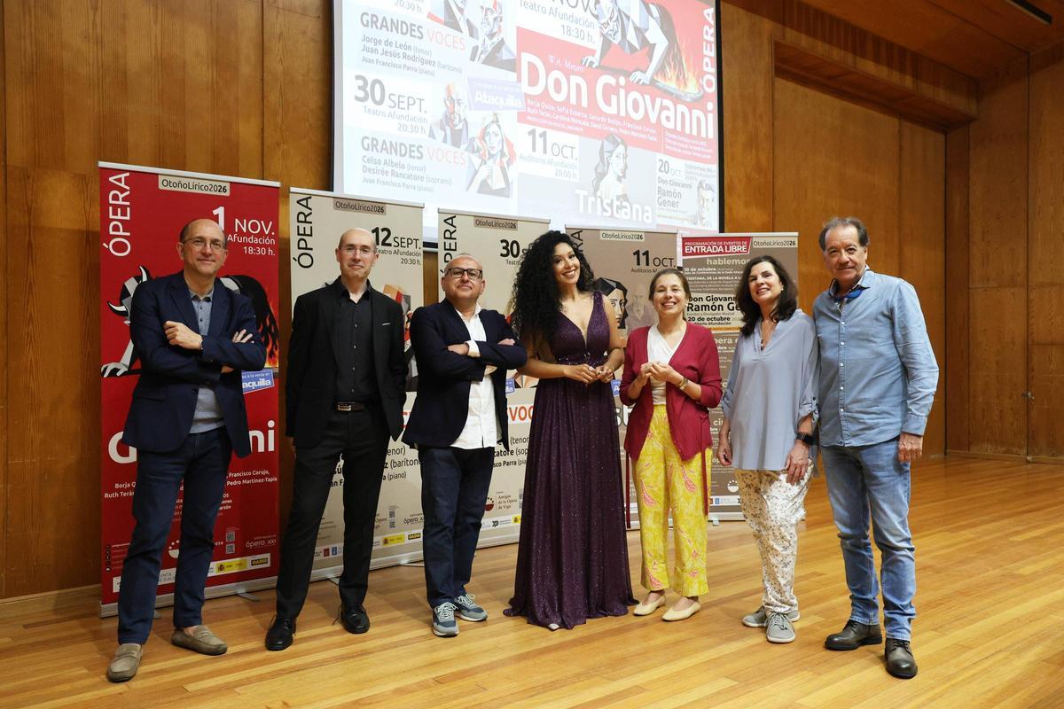 Directiva de la AAOV, con el pianista Carlos E. Pérez, la cantante Zayra Ruiz y el director xeral de Cultura, Anxo Lorenzo.