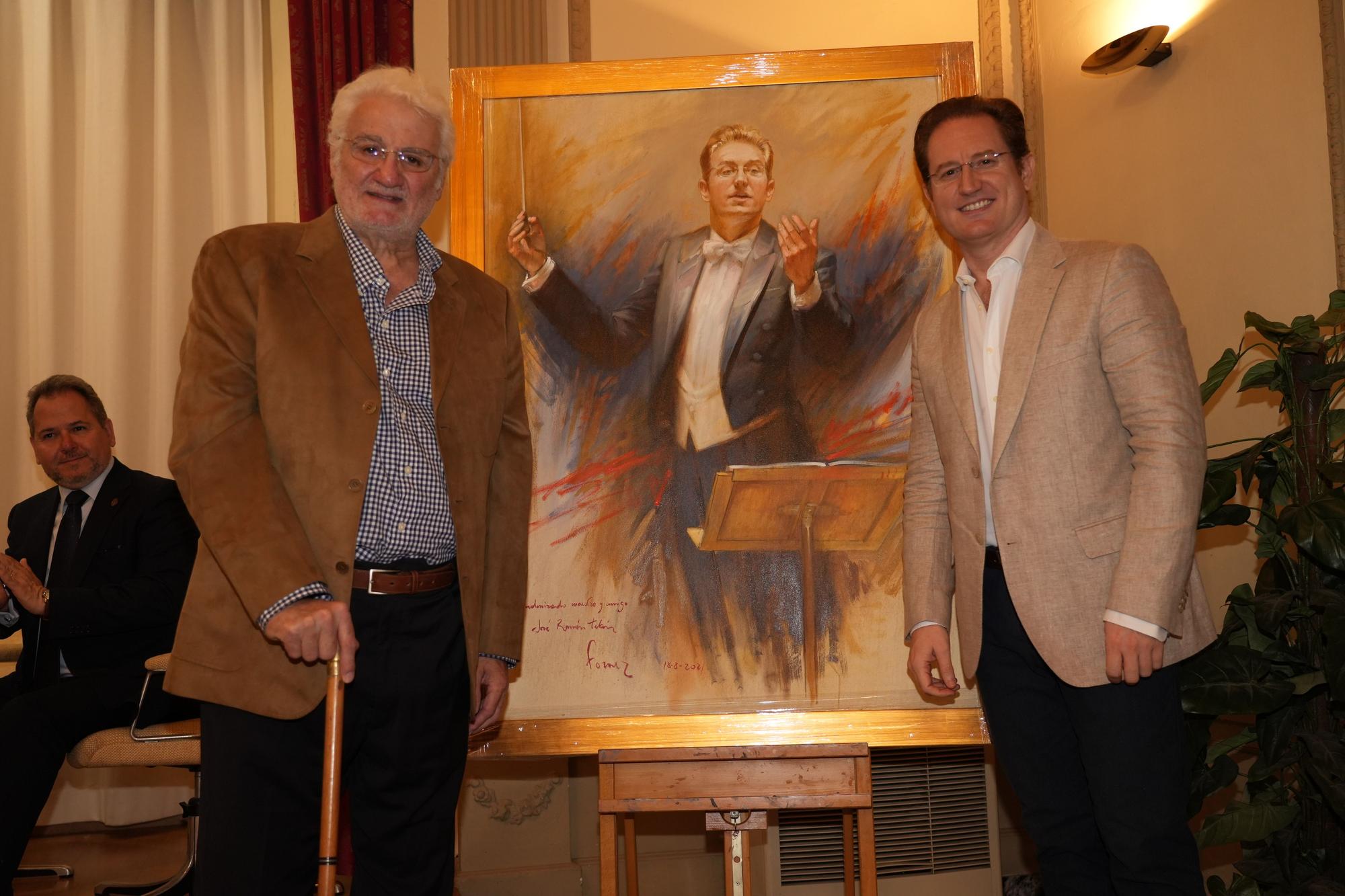 El pintor Forner entrega su retrato al maestro Tebar en el Casino Antiguo de Castelló