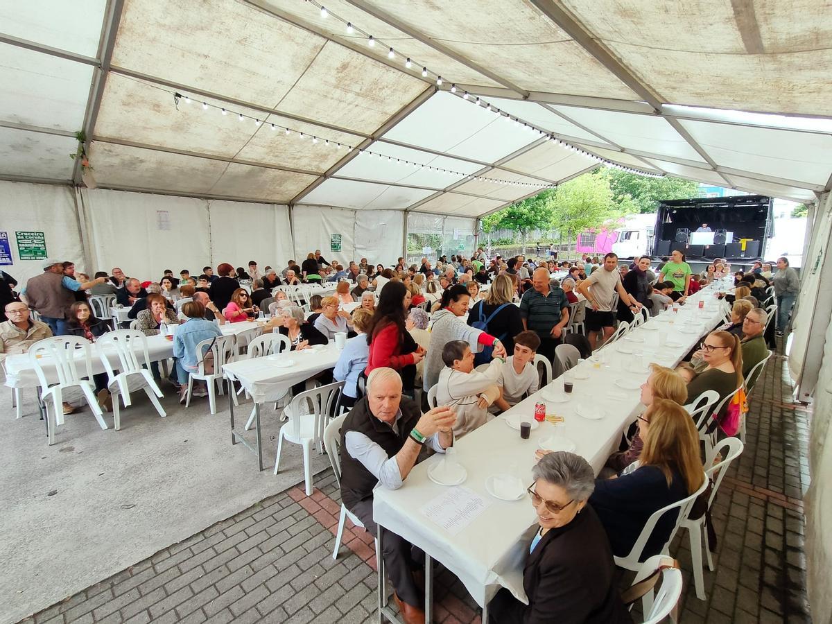 Más de 400 vecinos disfrutan en el Cruceiro da Coruña de la primera sardiñada de la temporada en Santiago