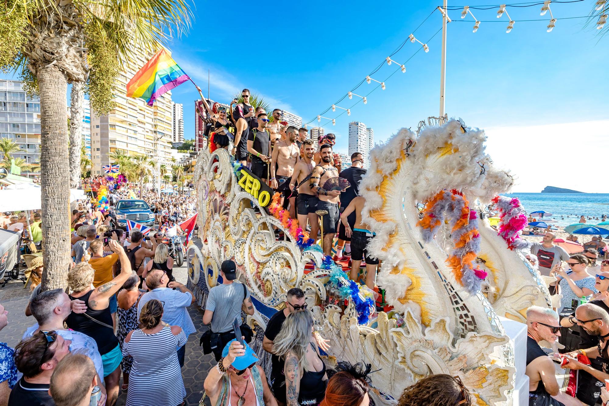 Como en ediciones anteriores, The Parade ha comenzado esta tarde desde el Rincón de Loix, recorriendo el Paseo de la Playa de Levante Levante y un tramo de la avenida Mediterráneo hasta alcanzar el auditorio Julio Iglesias del Parque de l’Aigüera donde se ha continuado la fiesta.