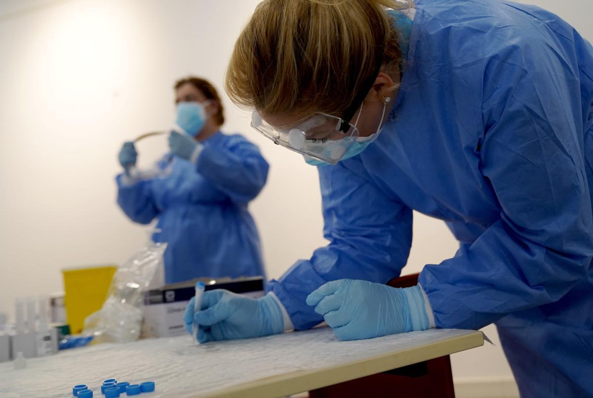 Dos profesionales sanitarias hacen pruebas PCR en octubre de 2020.