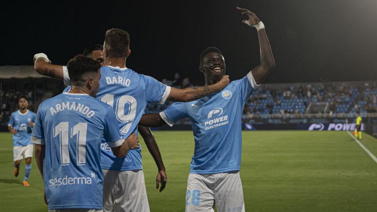 Suli celebra su gol junto a Armando y Darío. | IRENE VILÀ CAPAFONS