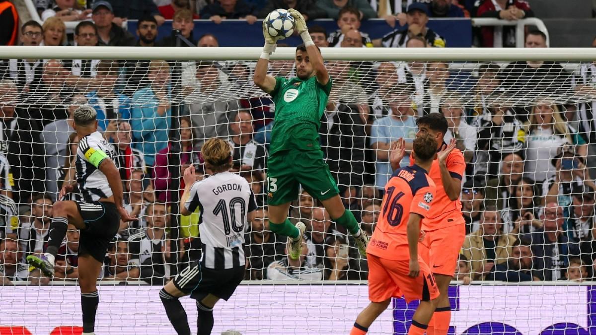 Joan Garcia debutó en la Champions con una gran actuación