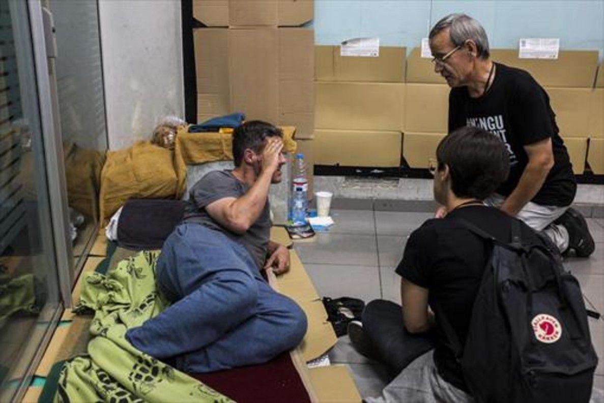 Aproximación 8Voluntarios de Arrels dialogan y encuestan a una persona sin hogar en el Eixample