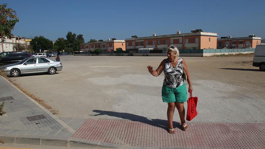 Carmela Fernández, en la parcela donde irá el mercado de Campanillas.