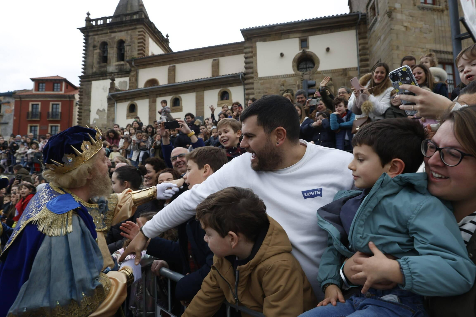 En imágenes: Los Reyes Magos desembarcan en Gijón