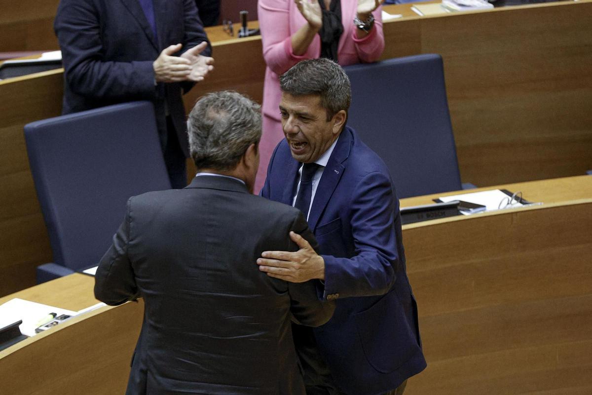 Carlos Mazón saluda a José María Llanos (Vox) tras aprobar los segundos presupuestos autonómicos de la legislatura.