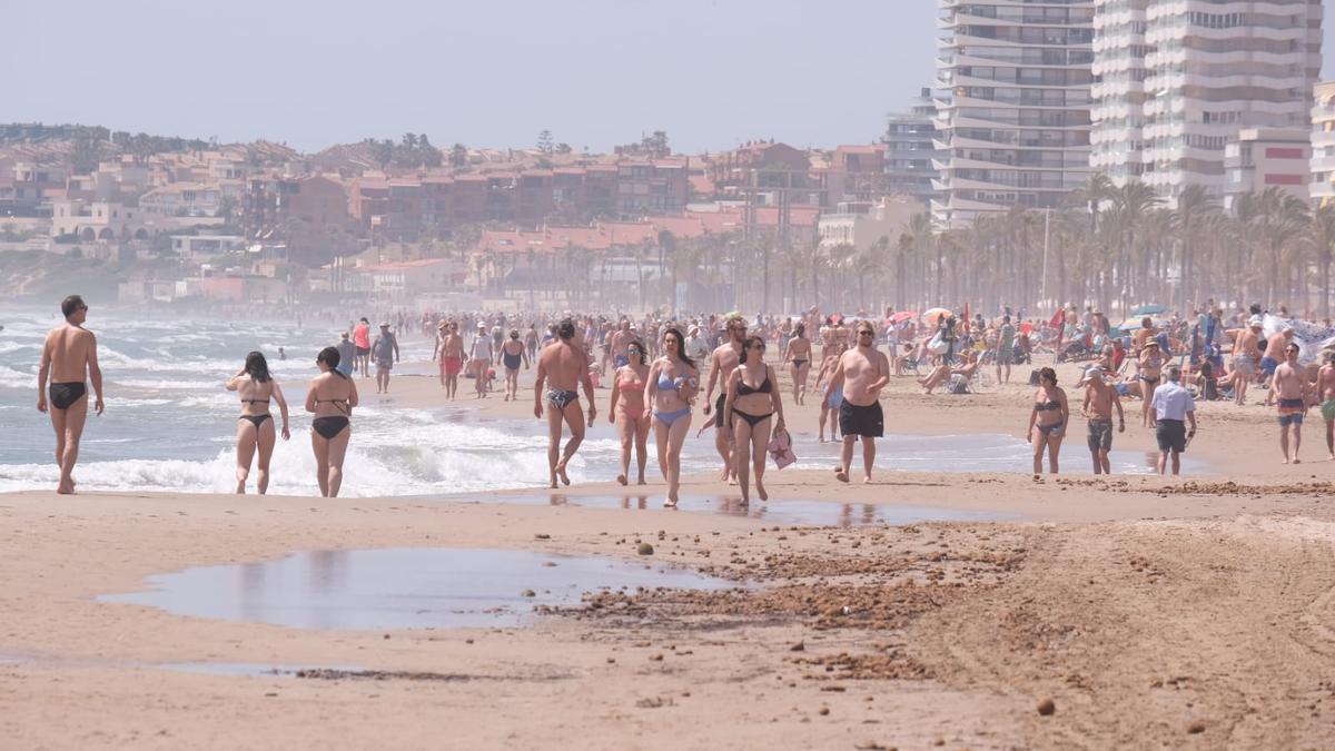 Las playas de Alicante se han llenado de bañistas con el calor