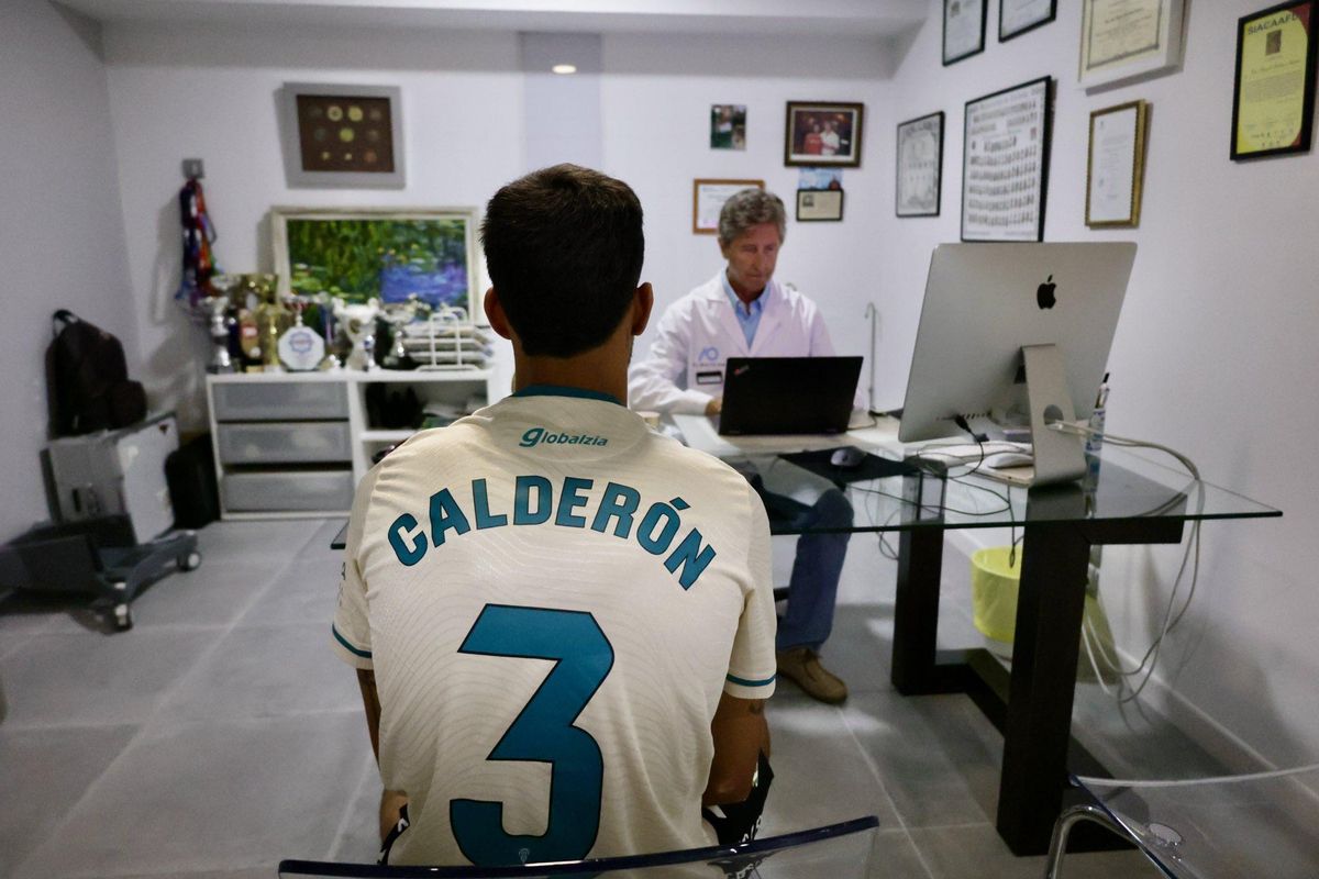 José Calderón, ataviado con su camiseta del Córdoba CF en los reconocimientos médicos del club.