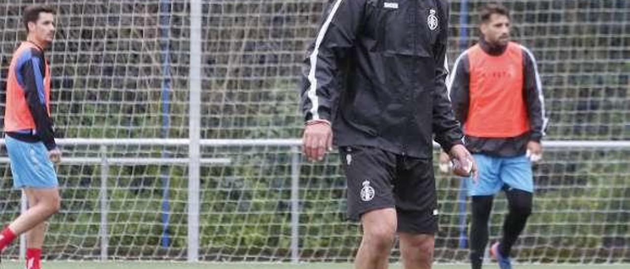 César Gálvez, ayer en el entrenamiento del Real Avilés en La Toba; a la derecha, Dani Borreguero en su última temporada en activo con el Llanera.