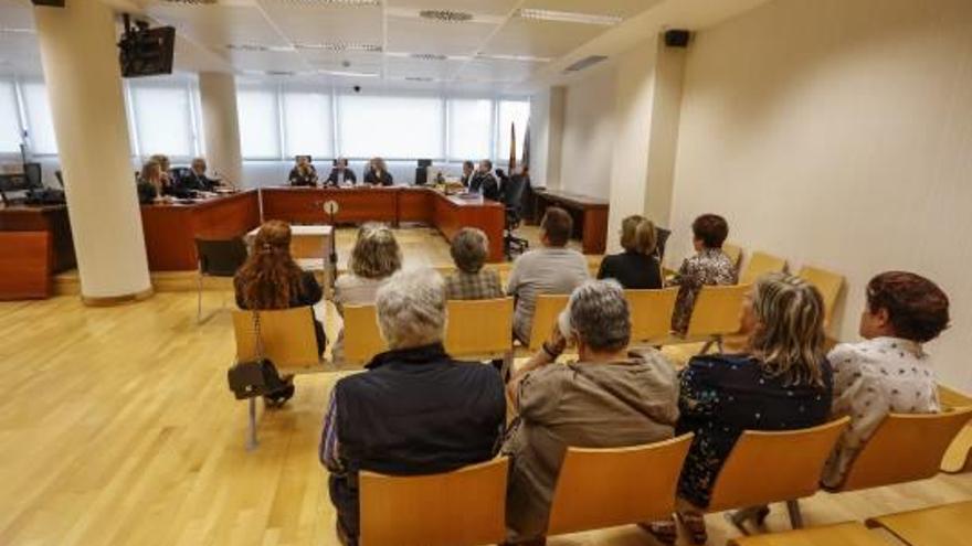 Los acusados, ayer, en la sala donde se celebra el juicio.