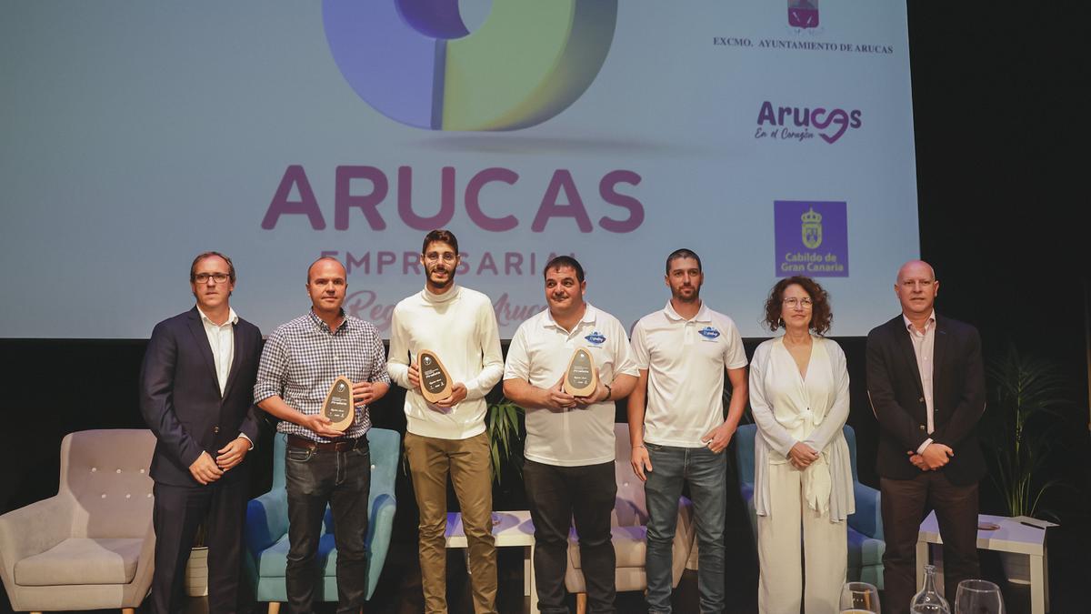 Foto de familia en las primeras jornadas Arucas Empresarial, ayer, en el Nuevo Teatro Viejo de la localidad norteña.