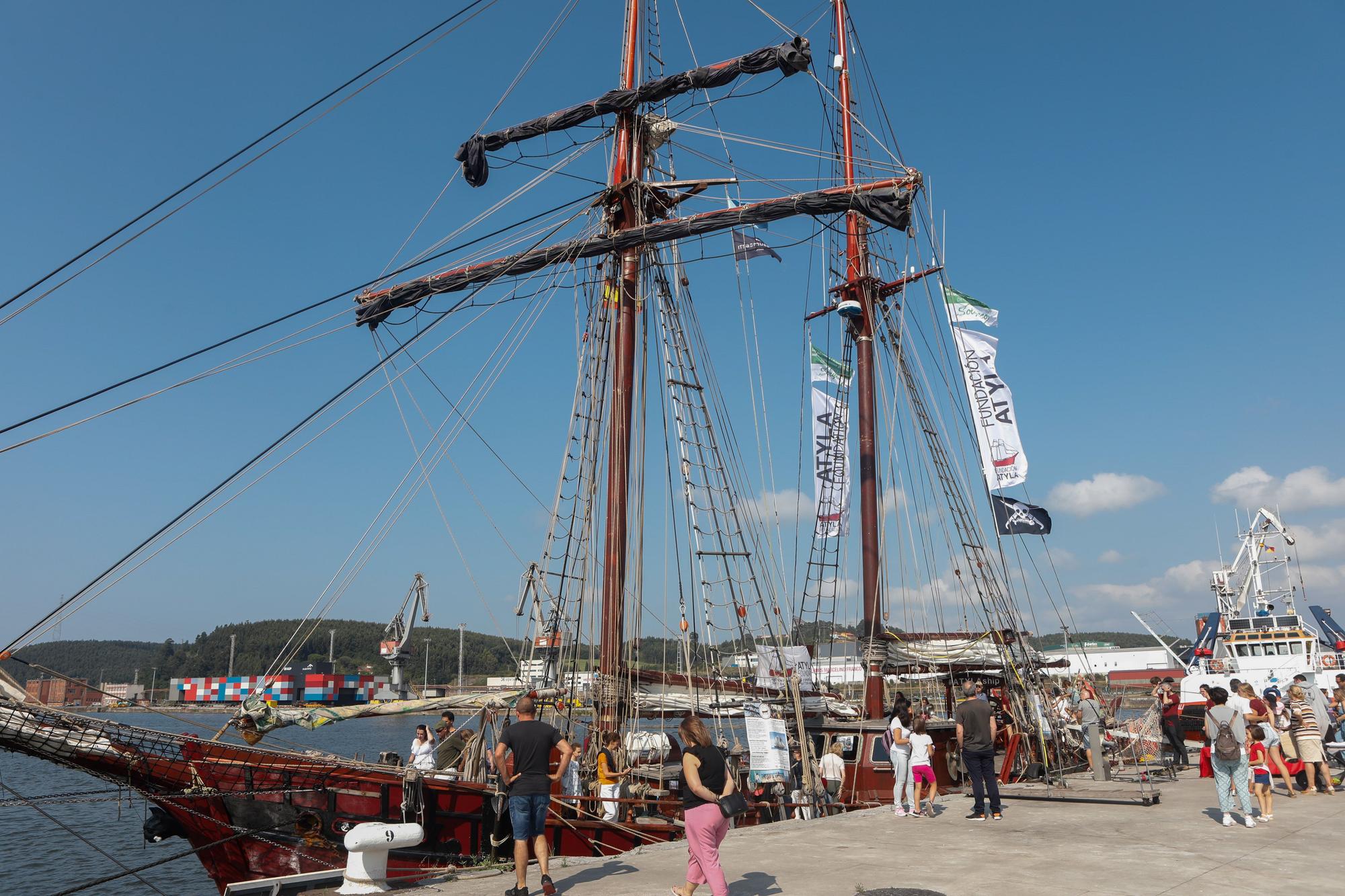 El velero "Atyla" con visitantes a bordo