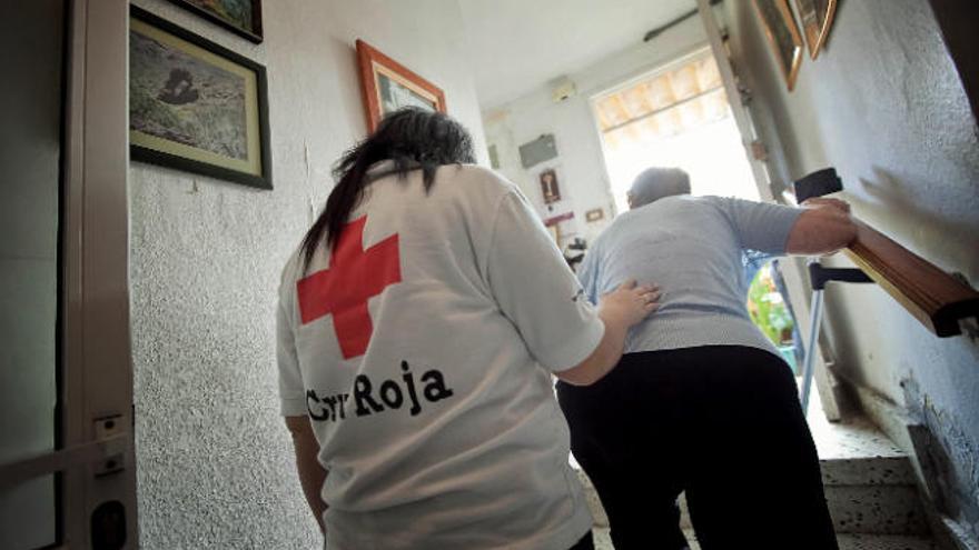 Imagen del servicio a domicilio que presta Cruz Roja a personas dependientes.