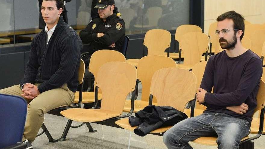 Carlos Calvo, derecha, y Xurxo Rodríguez, ayer durante el juicio en la Audiencia Nacional. // F. Villar/Efe