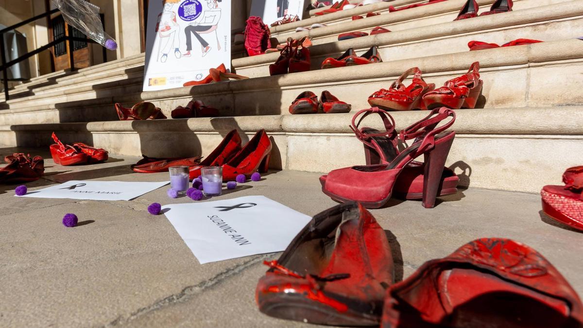 Zapatos rojos en homenaje a las mujeres víctimas de crímenes machistas.