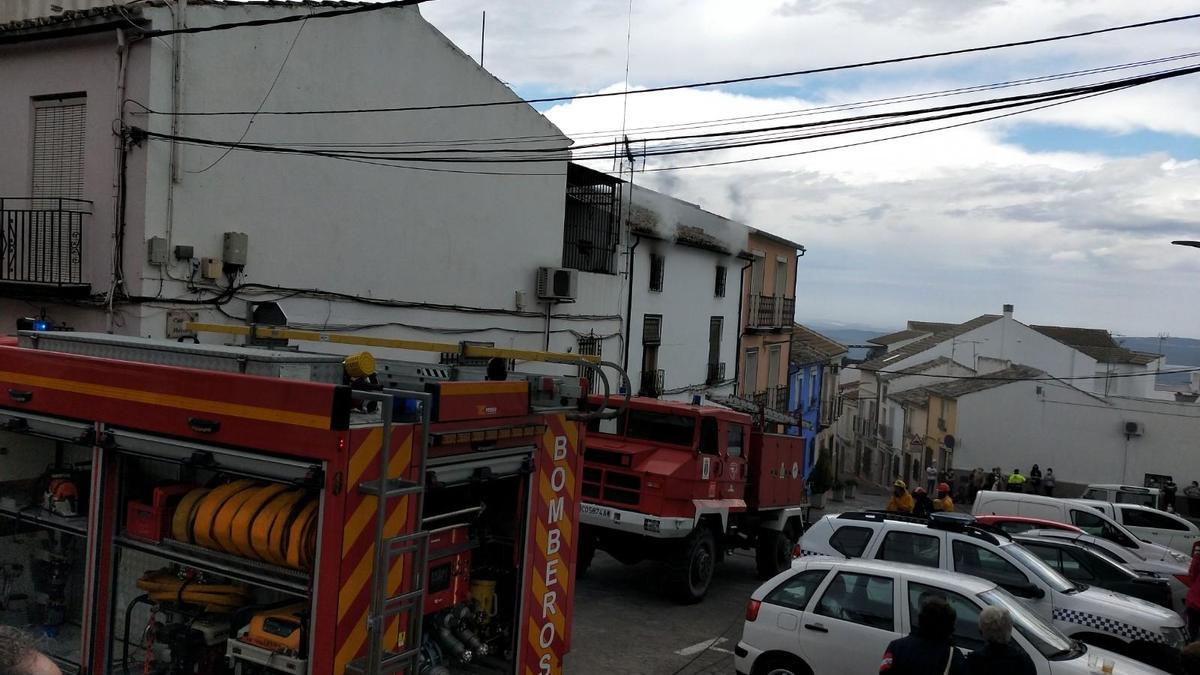 Los bomberos de Lucena, a su llegada a la casa del incendio.