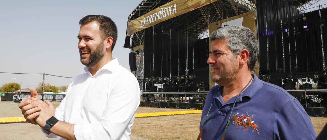 El alcalde, Luis Salaya, visitó ayer el montaje del festival Extremúsika.