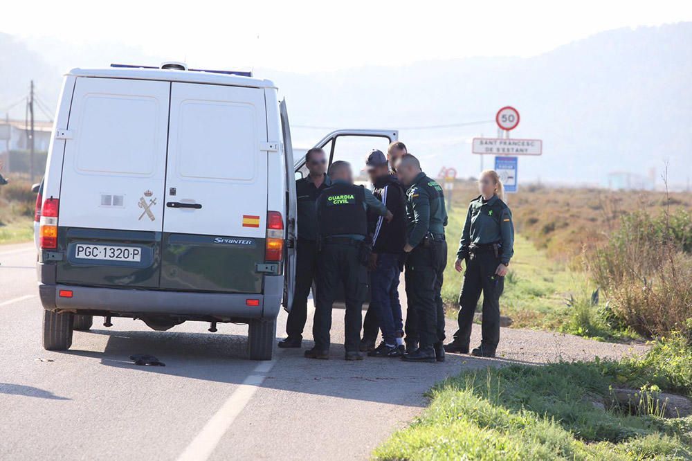 La Guardia Civil busca a los inmigrantes que han llegado a Ibiza