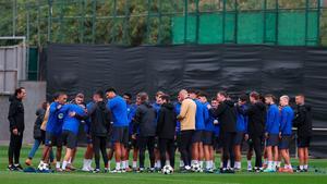 Pasillo de collejas a Pedri por su 22 aniversario