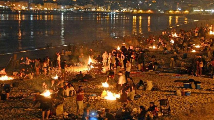 Hogueras de San Juan el año pasado en la playa de Rodeira, en Cangas. // Gonzalo Núñez