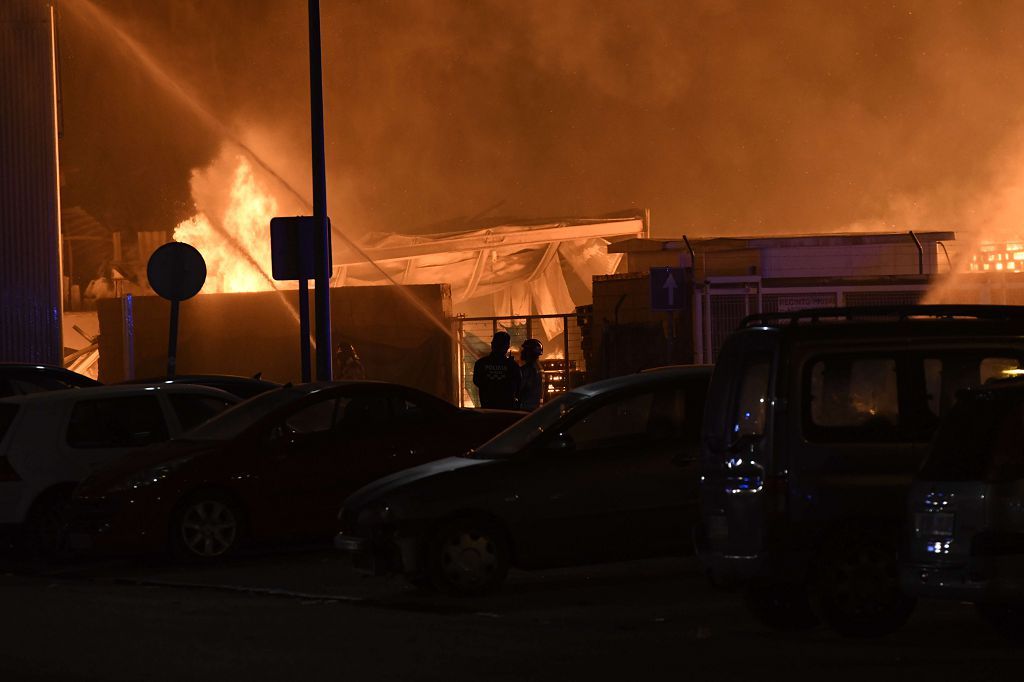 Estas son las imágenes que el aparatoso incendio de Puente Tocinos ha dejado este sábado