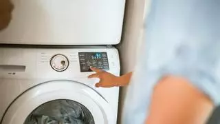 Tu lavadora tiene un botón secreto que no usas: la ropa sale más seca